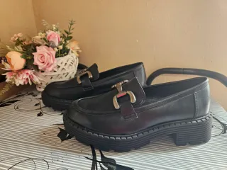 Mocasines negros con detalle metálico