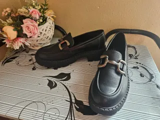 Mocasines negros con detalle metálico