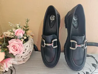 Mocasines negros con detalle metálico