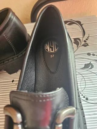 Mocasines negros con detalle metálico
