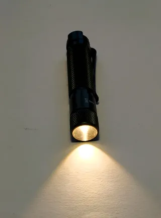 Mini linterna led de aluminio 300lm 8,8cm. Nueva