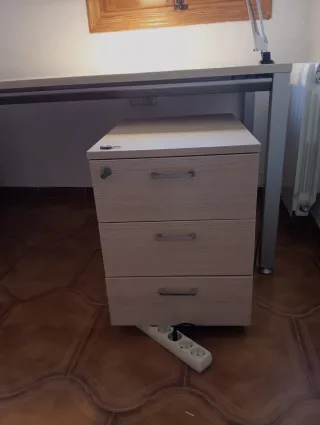 Conjunto de escritorio y cajonera de madera.