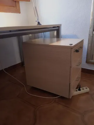 Conjunto de escritorio y cajonera de madera.