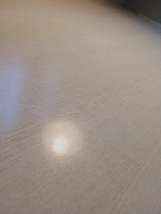 Conjunto de escritorio y cajonera de madera.