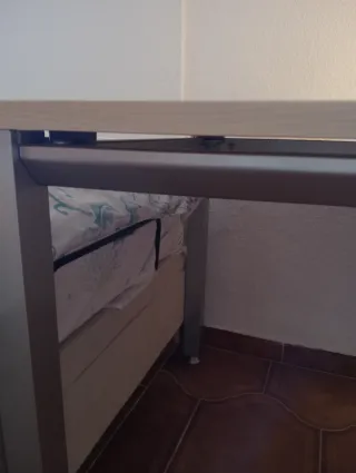 Conjunto de escritorio y cajonera de madera.