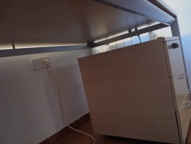 Conjunto de escritorio y cajonera de madera.