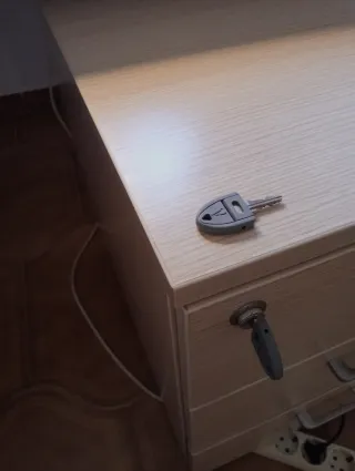 Conjunto de escritorio y cajonera de madera.