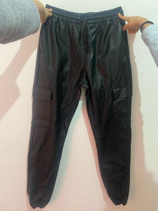 Pantalón cargo efecto piel negro