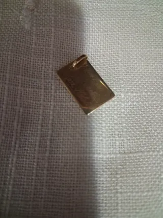 Placa de oro con cruz y letras