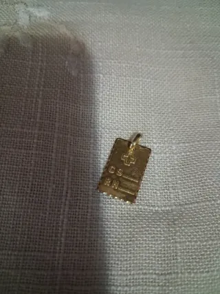 Placa de oro con cruz y letras