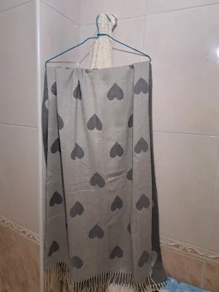 Bufanda gris con corazones