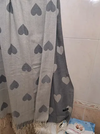 Bufanda gris con corazones