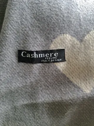 Bufanda gris con corazones