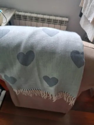 Bufanda gris con corazones