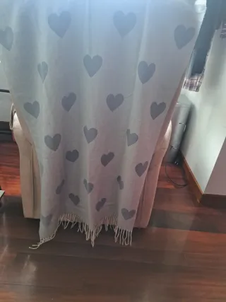 Bufanda gris con corazones