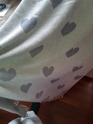 Bufanda gris con corazones