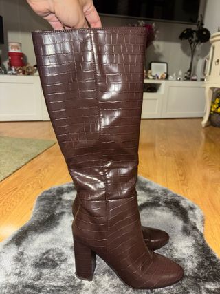 Stivali alti marroni con tacco