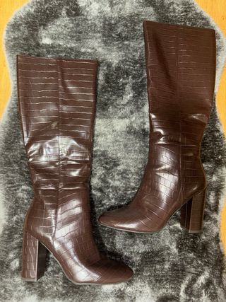 Stivali alti marroni con tacco