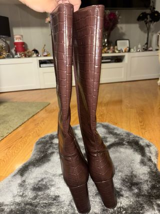 Stivali alti marroni con tacco