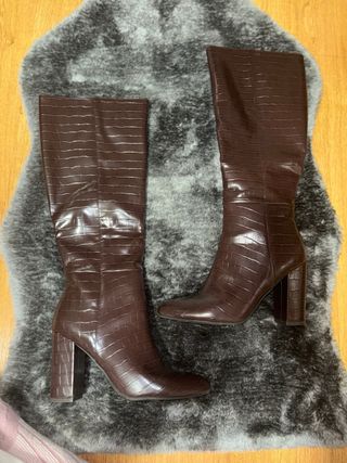 Stivali alti marroni con tacco