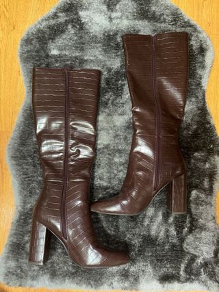 Stivali alti marroni con tacco