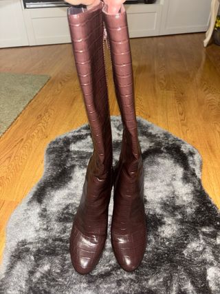 Stivali alti marroni con tacco