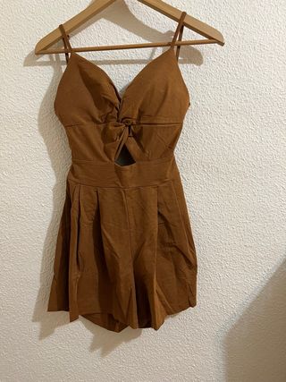 Mono corto marrón con nudo