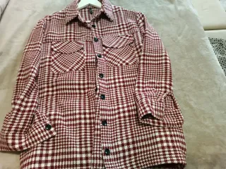 Camisa a cuadros roja y blanca