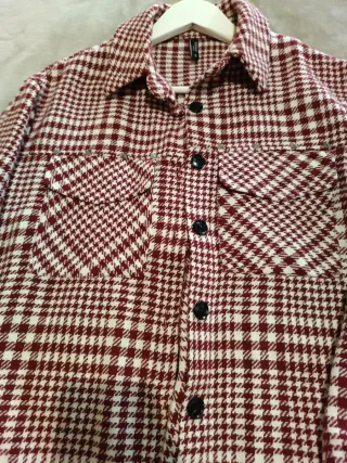 Camisa a cuadros roja y blanca