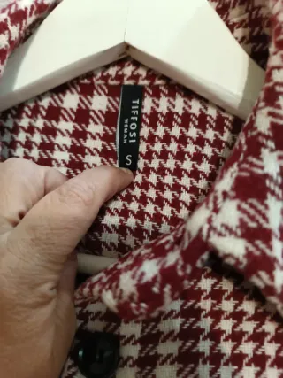 Camisa a cuadros roja y blanca