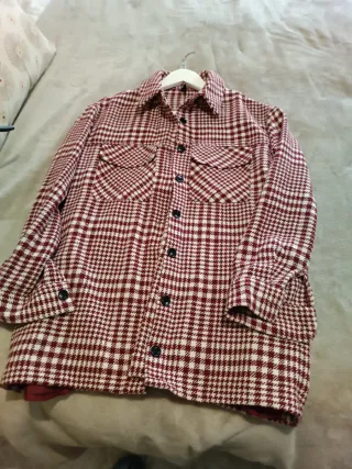 Camisa a cuadros roja y blanca