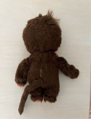 Peluche Monchhichi marrón con lazo rojo