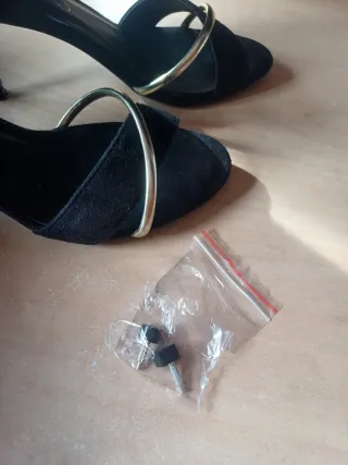 Sandali con tacco sottile nero e dorato