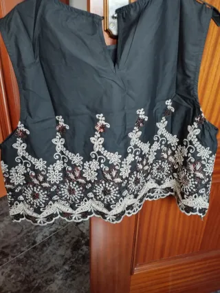 Blusa negra con bordado y lentejuelas