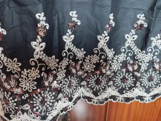 Blusa negra con bordado y lentejuelas