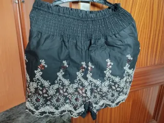 Blusa negra con bordado y lentejuelas