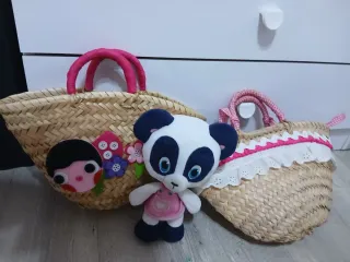 Cestas de paja y peluche de panda