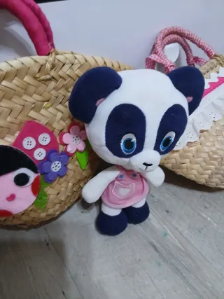 Cestas de paja y peluche de panda
