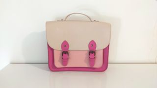 Bolso cartera/estilo mensajero rosa y beige