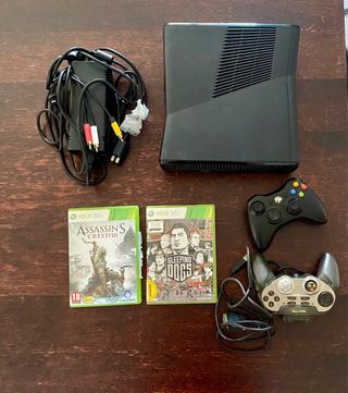 Xbox 360 con 2 controller e 2 giochi