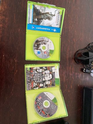Xbox 360 con 2 controller e 2 giochi
