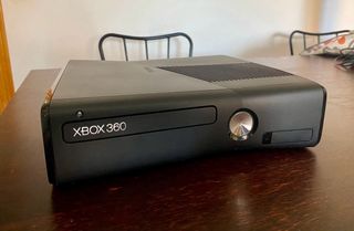 Xbox 360 con 2 controller e 2 giochi