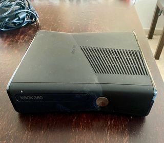 Xbox 360 con 2 controller e 2 giochi