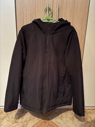 Chaqueta deportiva negra con capucha