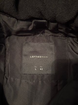 Chaqueta deportiva negra con capucha