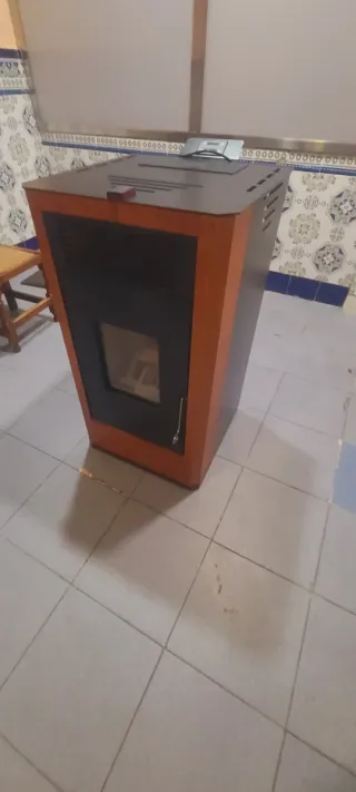 Estufa de pellet con mando y tubos