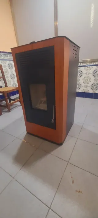 Estufa de pellet con mando y tubos