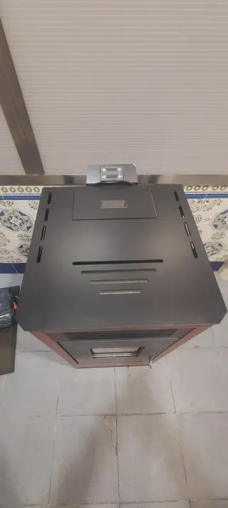 Estufa de pellet con mando y tubos