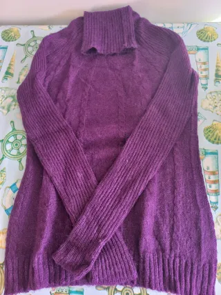 Jersey cuello alto mujer morado, queda entallado