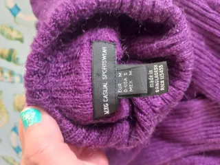 Jersey cuello alto mujer morado, queda entallado